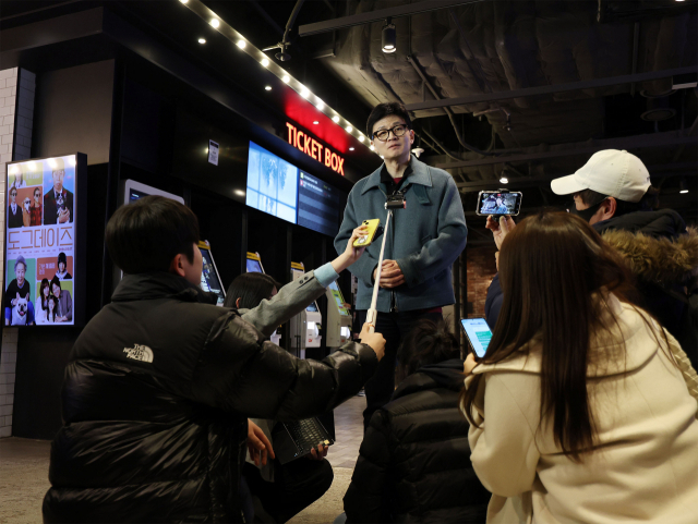 한동훈 국민의힘 비상대책위원장이 12일 오후 서울 여의도 한 영화관에서 이승만 전 대통령의 생애와 정치를 조명한 다큐멘터리 영화 '건국전쟁' 관람을 마친 뒤 취재진의 질문에 답하고 있다.연합뉴스