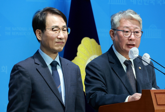 조응천(오른쪽), 이원욱 의원이 6일 오전 국회 소통관에서 기자회견을 하고 있다. 연합뉴스