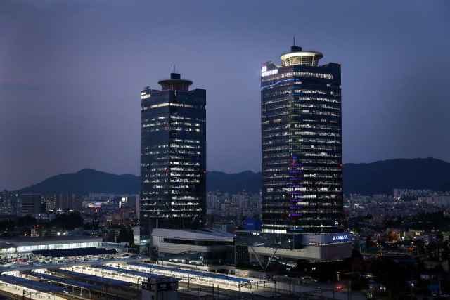 대전시 동구 대전역에 자리잡고 있는 국가철도공단( 오른쪽). 사진제공=국가철도공단