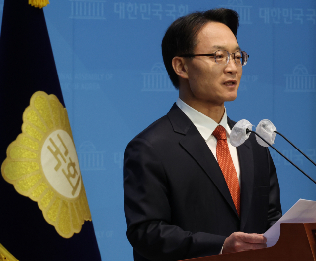 조해진 국민의힘 의원이 13일 국회에서 22대 총선 김해(을) 출마 선언 기자회견을 하고 있다. 연합뉴스
