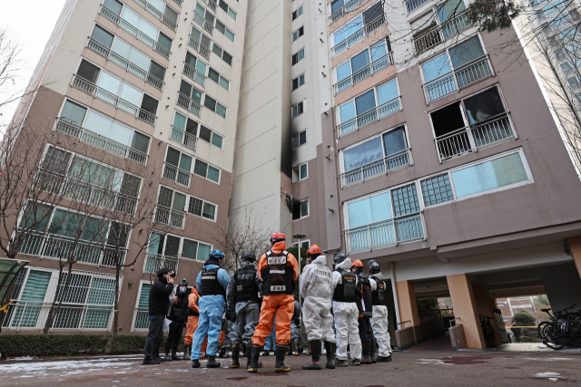 화재가 발생한 서울 도봉구의 한 고층 아파트에서 2023년 12월 26일 경찰과 소방 당국이 합동 현장 감식을 하고 있다. 연합뉴스
