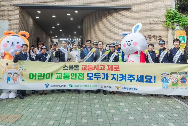 지난해 '스쿨존 교통사고 제로 캠페인'에 참여한 이기재 양천구청장. 사진 제공=양천구