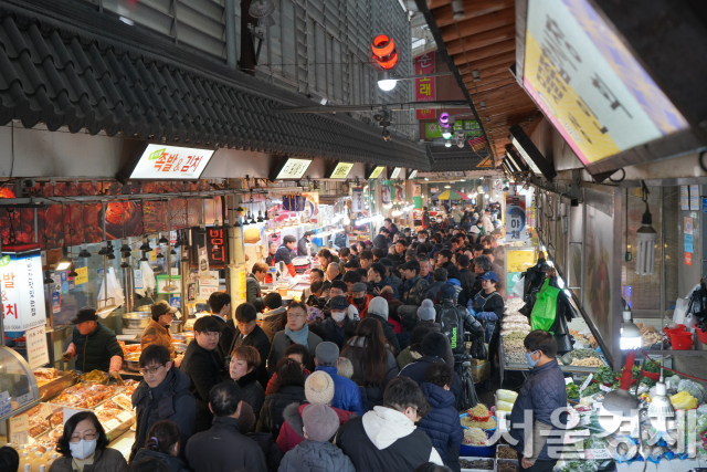 수원 화성 못골종합시장이 설날을 앞두고 붐비고 있다.