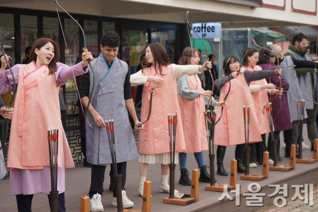 화성 연무대 국궁 체험장에서 외국인 기자단이 우리 활쏘기 체험 중이다.