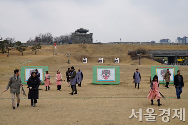 외국인 기자단 등 국궁 체험자들이 쐈던 화살을 되찾아오고 있다.