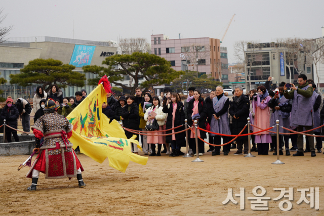 [여행] 시장통닭 맛에 무예·국궁 멋, XR의 흥까지…2024년 외국인이 본 정조대왕의 도시