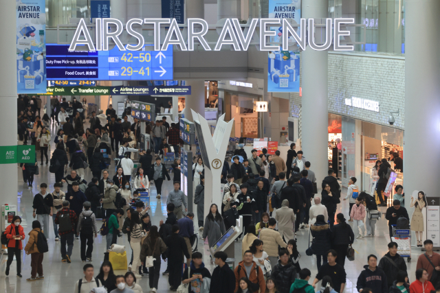 13일 인천국제공항 제1여객터미널 면세점 구역이 여행객들로 붐비고 있다. 연합뉴스