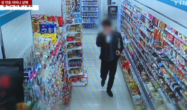 모친을 살해한 혐의를 받는 30대 남성이 걸어가는 모습이 담긴 CCTV 장면. YTN 캡처