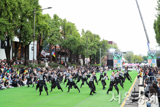 지난해 10월 서울 ‘웰컴 대학로’ 거리 공연 모습. 서울경제DB