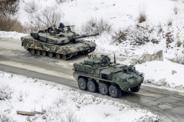 지난 1월 초 한미 연합전투단 스트라이커 장갑차가 K1A2전차를 초월하여 기동하고 있다. 사진 제공=육군