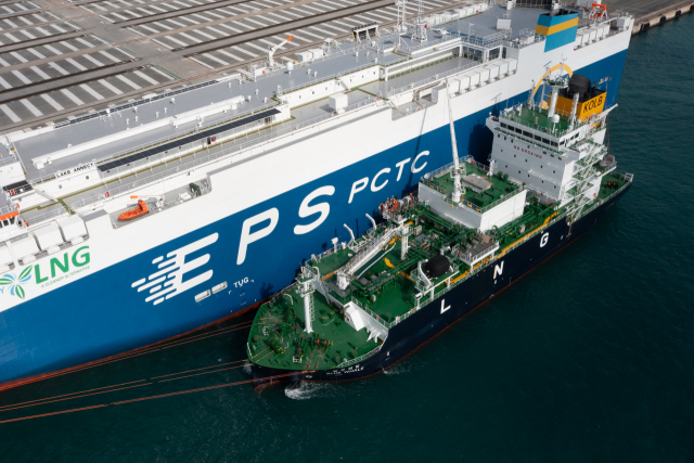 부산항 북항 감만부두 1번 선석에 접안한 해외 선사의 자동차운반선(Car Carrier)에 LNG 벙커링 선박이 LNG 1500톤을 공급하고 있다. 사진제공=BPA