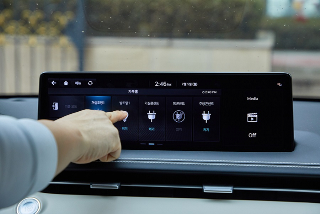 현대오토에버 스마트 홈 플랫폼의 카투홈(Car-To-Home) 기능으로 차량에서 세대의 IoT를 제어하는 모습. 사진 제공=현대오토에버