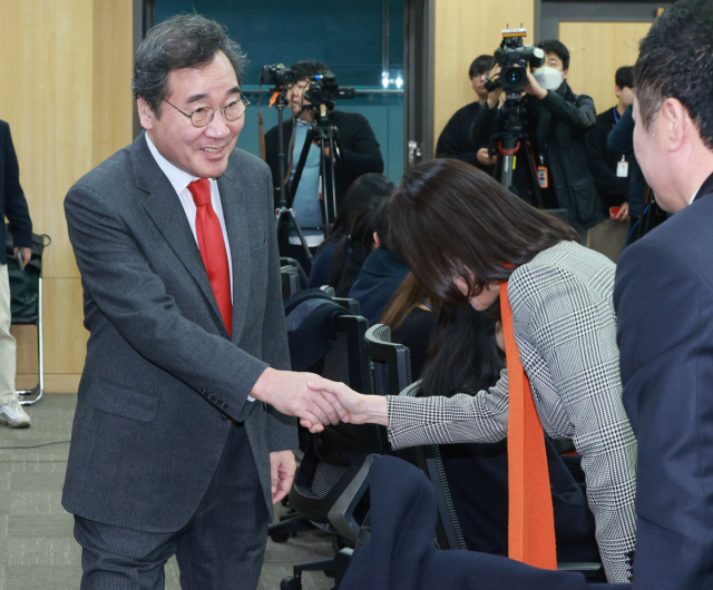 개혁신당 이낙연 공동대표가 14일 오전 국회 의원회관에서 열린 최고위원회의에서 허은아 인재영입위원장과 악수하고 있다. 연합뉴스