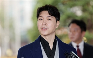 '출연료 횡령 혐의' 박수홍 친형, 1심 징역 2년…형수는 '무죄'