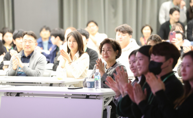 현정은(가운데) 현대그룹 회장이 14일 현대그룹 사옥에서 열린 '한낮의 재즈콘서트'에 깜짝 방문해 임직원들과 공연을 즐기고 있다.사진제공=현대그룹