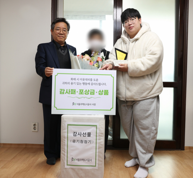 김헌동(왼쪽) SH공사 사장이 ‘방화동 의인’ 우영일 씨에게 감사패를 전달하고 있다. 사진 제공=SH공사