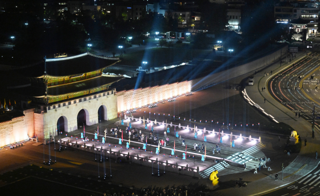 15일 서울 광화문 앞에서 열린 광화문 월대 및 현판 복원 기념식에서 광화문 현판이 공개되고 있다. 권욱 기자
