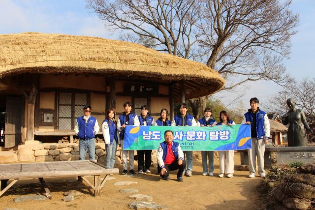 전남 강진군 사의재를 방문한 한국에너지공대 학생들이 기념사진을 찍고 있다. 사진 제공=켄텍