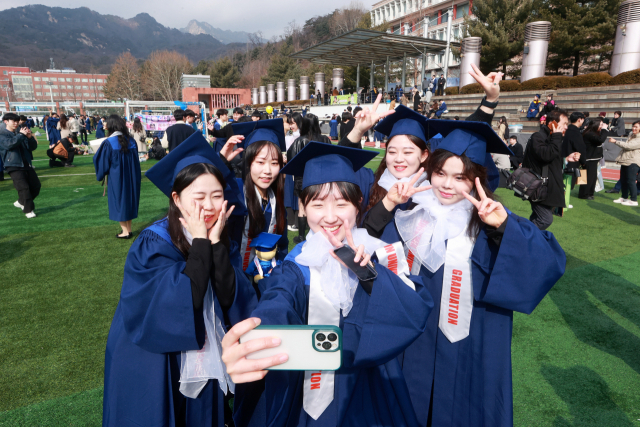 14일 서울 성북구 국민대에서 열린 ‘2023학년도 전기 학위수여식’에 참석한 졸업생들이 학사모와 가운을 착용한 채로 기념사진을 찍고 있다. 연합뉴스