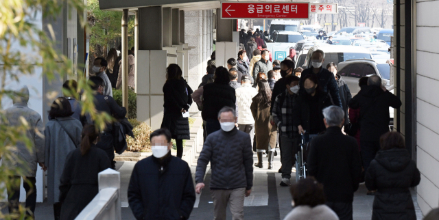 의사 단체인 대한의사협회를 중심으로 정부의 의대 정원 확대에 반발하는 움직임이 본격화되고 있다. 빅5 병원으로 꼽히는 서울 시내 한 대형 병원에 환자들이 밀려들고 있다. 오승현 기자