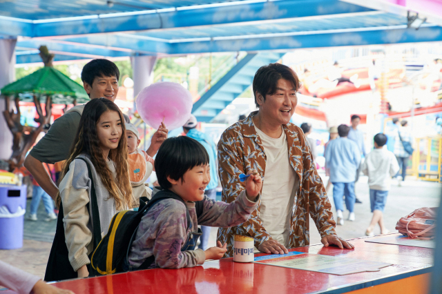 입양, 미혼모, 이혼가정 등 다양한 형태의 가족을 다룬 영화 '브로커'의 한 장면. 사진 제공 = CJ ENM
