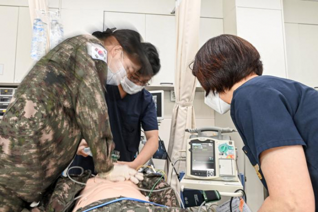 군의관들이 응급환자를 대상으로 심폐소생술을 하고 있다. 사진 제공=국방일보