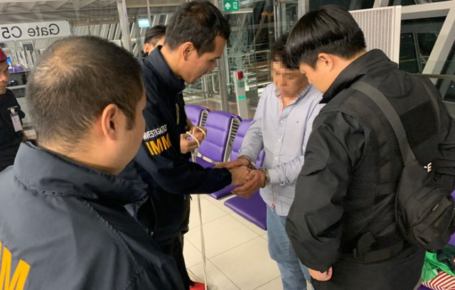 지난해 택시기사를 살해하고 태국으로 달아난 40대 남성이 태국공항에서 붙잡혔다. 사진 제공=충남 아산경찰서