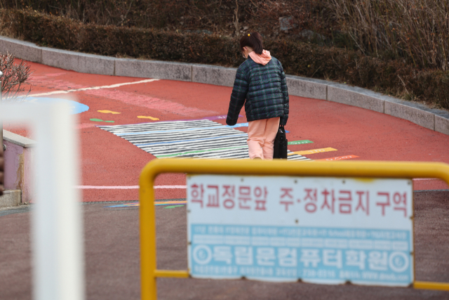 2월 13일 서울 시내의 한 초등학교에 학생이 등교하고 있다. 연합뉴스