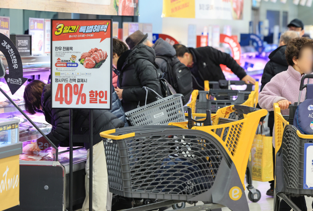 2일 오전 서울 이마트 용산점을 찾은 시민들이 한우를 살피고 있다. 연합뉴스