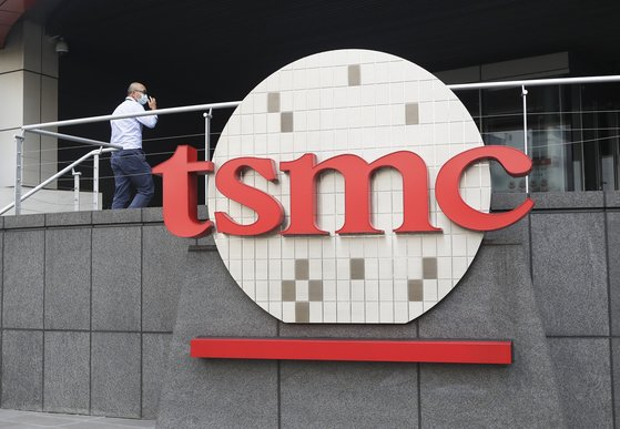 TSMC, 애플 대량 수주에 방긋…해외 공장 증설 박차