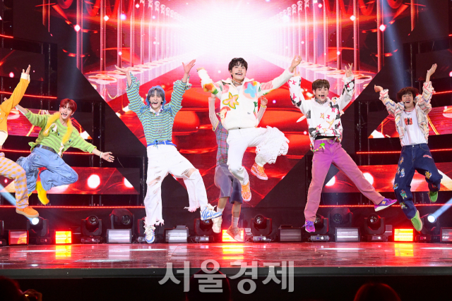 그룹 엔싸인(n.SSign)이 15일 오후 서울 마포구 SBS프리즘타워에서 진행된 미니 2집 ‘해피 앤드(Happy &)’ 발매 기념 쇼케이스에서 타이틀곡 무대를 선보이고 있다.