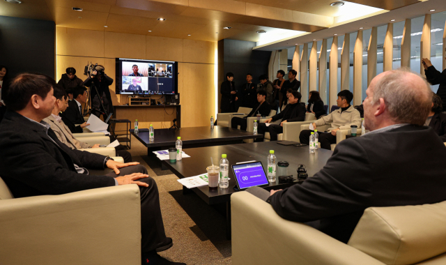 15일 서울 종로구 대한축구협회에서 '제1차 전력강화위원회'가 열리고 있다. 위르겐 클린스만 감독은 이날 화상으로 회의에 참석했다. 오승현 기자