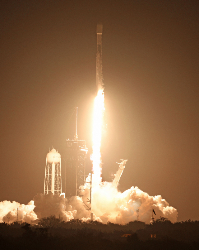 오디세우스를 별칭으로 하는 인튜이티브 머신스의 달 착륙선 ‘노바-C’가 15일(현지 시간) 오전 1시 미 플로리다주 케이프 커내버럴 발사장에서 스페이스X의 팰컨9 로켓에 실려 발사되고 있다. AFP연합뉴스