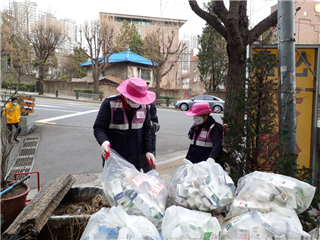 서울 마포구 ‘우리동네 환경보안관’이 다 쓴 우유갑을 수거하고 있는 모습. 사진 제공=서울 마포구