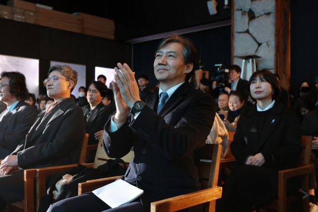 조국 전 법무부 장관이 15일 오전 서울 동작구의 한 카페에서 열린 '(가칭)조국 신당' 창당준비위원회 출범식에서 박수를 치고 있다. 조 전 장관은 이날 신당의 인재영입위원장으로 선임됐다. 연합뉴스