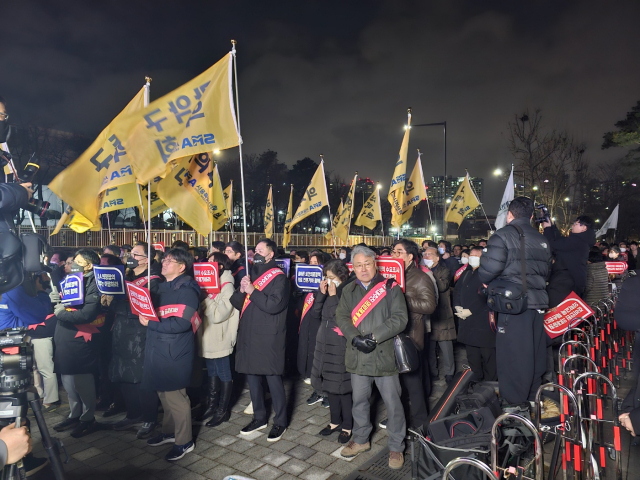 15일 서울 용산구 대통령실 앞에서 서울시의사회가 '의대정원증원·필수의료패키지 저지를 위한 궐기대회'를 개최했다. 임종현 기자