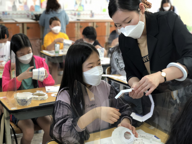 경기도자박물관 찾아가는 방문 교육. 사진 제공 = 한국도자재단