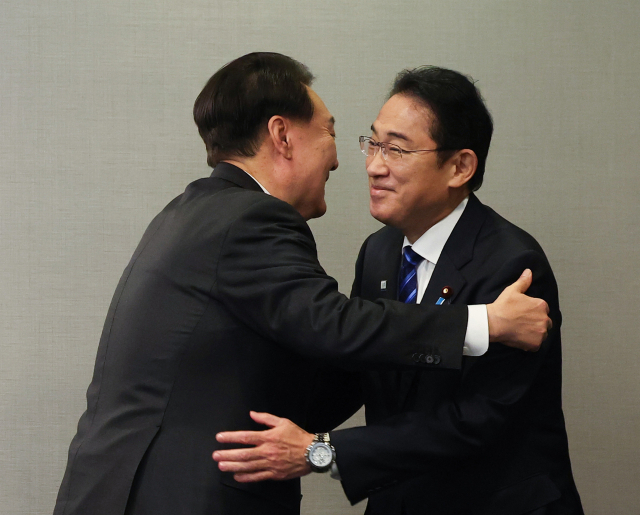 윤석열 대통령과 기시다 후미오 일본 총리가 지난해 11월 미국 샌프란시스코 한 호텔에서 열린 한일 정상회담에서 포옹하고 있다. 연합뉴스