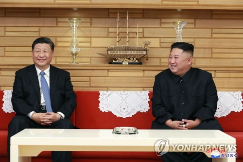 김정은(오른쪽) 북한 국무위원장과 시진핑 중국 국가주석이 지난 2019년 6월 평양에서 만나 미소짓고 있다. 연합뉴스