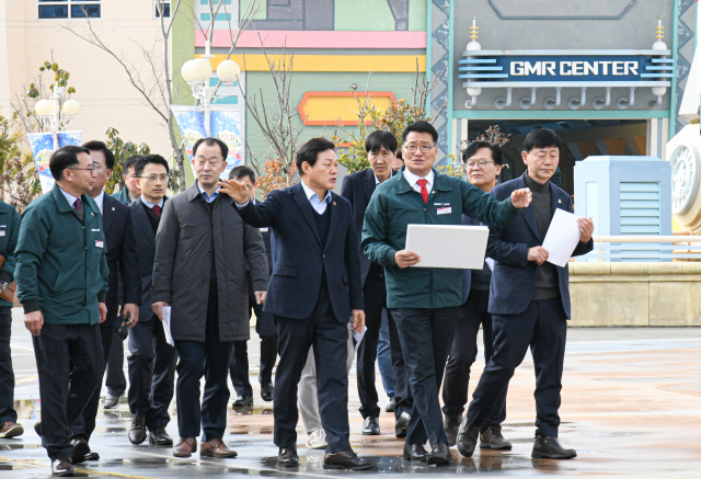 박완수(가운데) 경남도지사가 임시 휴장에 들어간 마산로봇랜드를 점검하고 있다. 사진제공=경남도