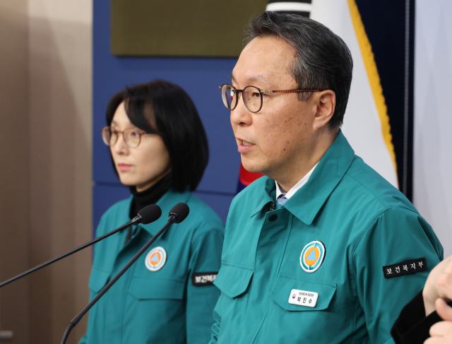 박민수 보건복지부 2차관이 15일 오전 정부서울청사에서 의사 집단행동 중앙사고수습본부 정례 브리핑을 하고 있다. 연합뉴스