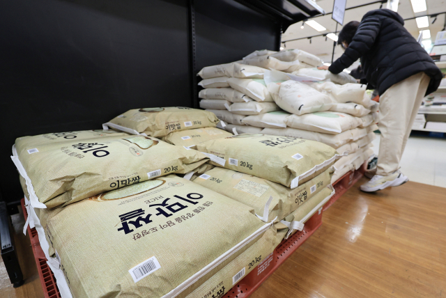 지난 2일 서울 이마트 용산점에서 쌀을 판매하고 있다. 연합뉴스
