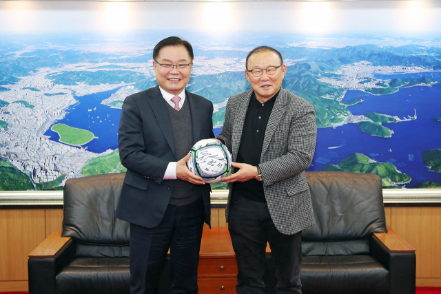 홍남표 창원시장과 박항서(오른쪽) 전 베트남 축구 국가대표팀 감독이 15일 창원시청에서 창원FC 발전방안 논의 후 기념촬영을 하고 있다.