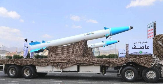 지난해 2022년 9월 22일 열병식에서 후티 반군이 공개한 아세프 미사일. 이란의 지원으로 개발한 대함 탄도미사일(ASBM)이다. 사진= X(옛 트위터) 캡처