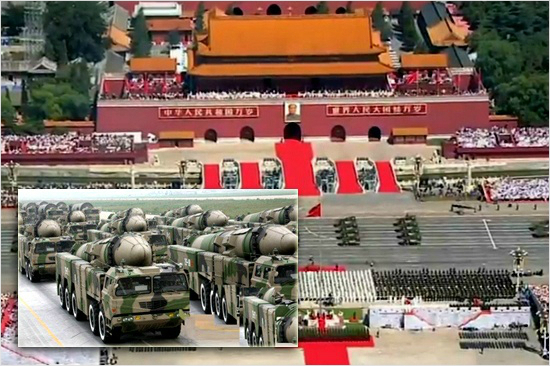 지난 2015년 중국 열병식에서 공개된 초음속 대함미사일(ASBM) ‘둥펑(DF)-21D ’ 모습. 사진=CCTV 영상 캡처