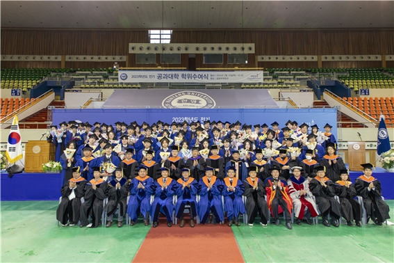 15일 서울 성동구 서울캠퍼스 올림픽체육관에서 열린 ‘전기 학위수여식’에 참석한 졸업생들이 기념사진을 촬영하고 있다.