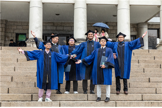 15일 서울 성동구 서울캠퍼스에서 학위수여식을 마친 졸업생들이 기념사진을 촬영하고 있다.