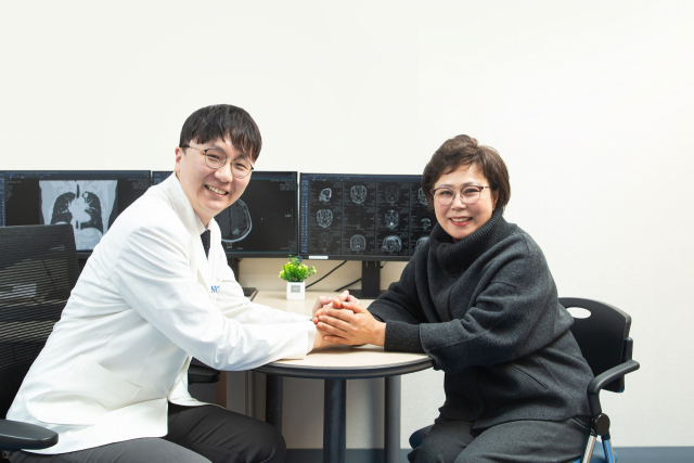 안병철(왼쪽) 국립암센터 혈액종양내과 교수가 조정숙 환자와 함께 사진 촬영을 하고 있다. 사진 제공=국립암센터