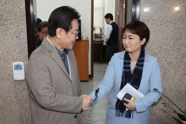 이재명 더불어민주당 대표가 16일 오전 서울 여의도 국회에서 이언주 전 의원과 차담회를 마치고 배웅하고 있다. 이날 이 전 의원은 더불어민주당에 복당했다. 권욱 기자 2024.02.16