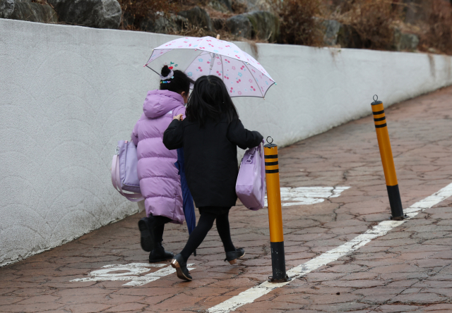 서울의 한 초등학교에서 학생들이 5일 오전 돌봄교실에 참여하기 위해 들어서고 있다. 연합뉴스